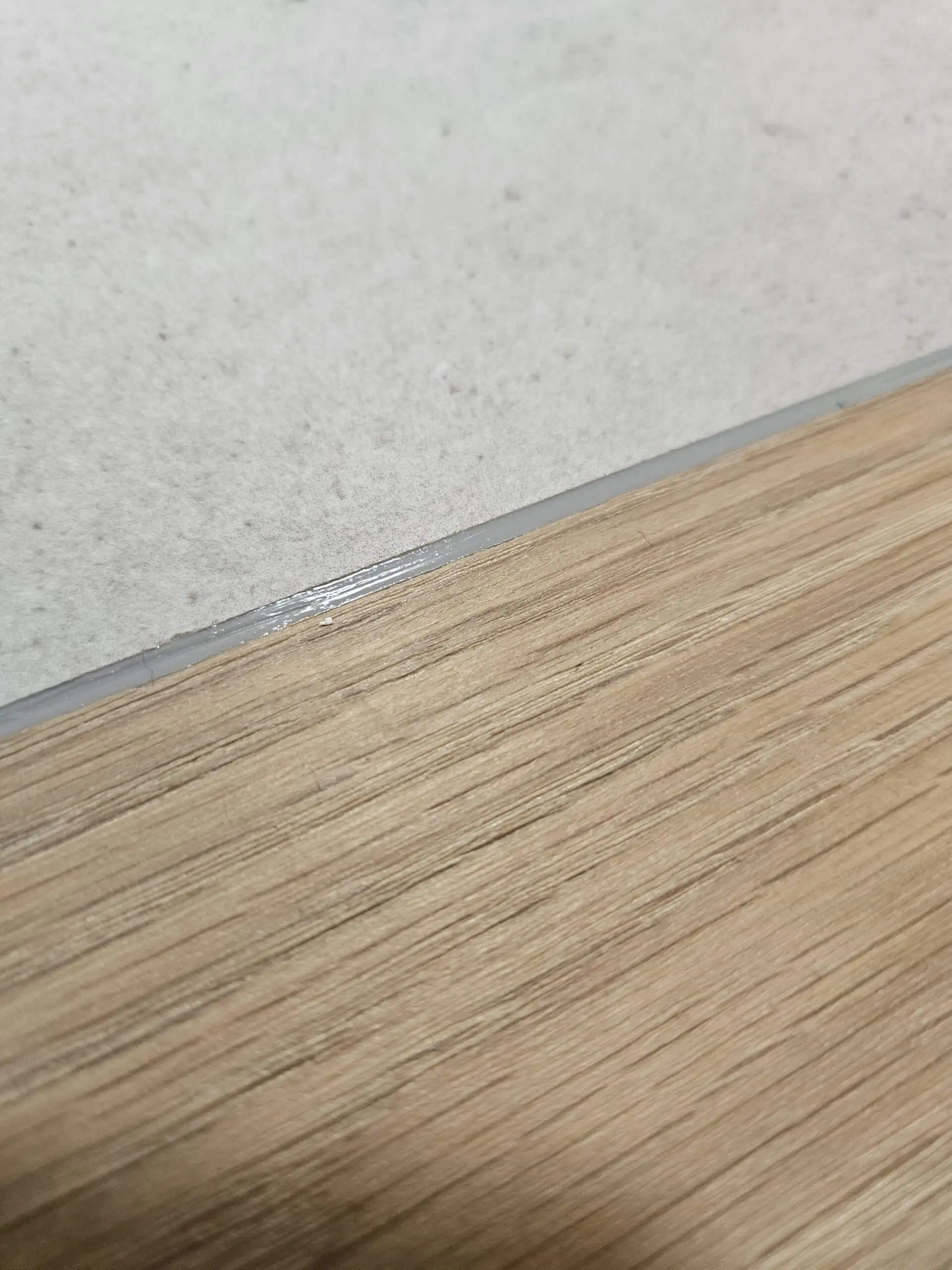 Přechod mezi podlahami ze silikonu